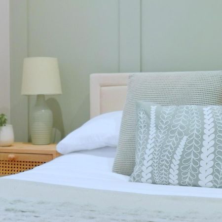 Stunning Modern Apartment Sleeps 4 - 6 Min Walk From Golden Beaches-Free Parking Борнмут Экстерьер фото