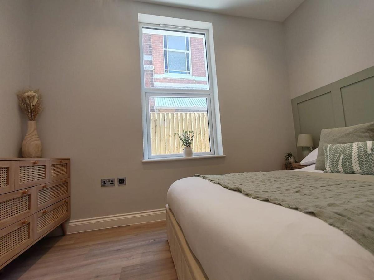 Stunning Modern Apartment Sleeps 4 - 6 Min Walk From Golden Beaches-Free Parking Борнмут Экстерьер фото
