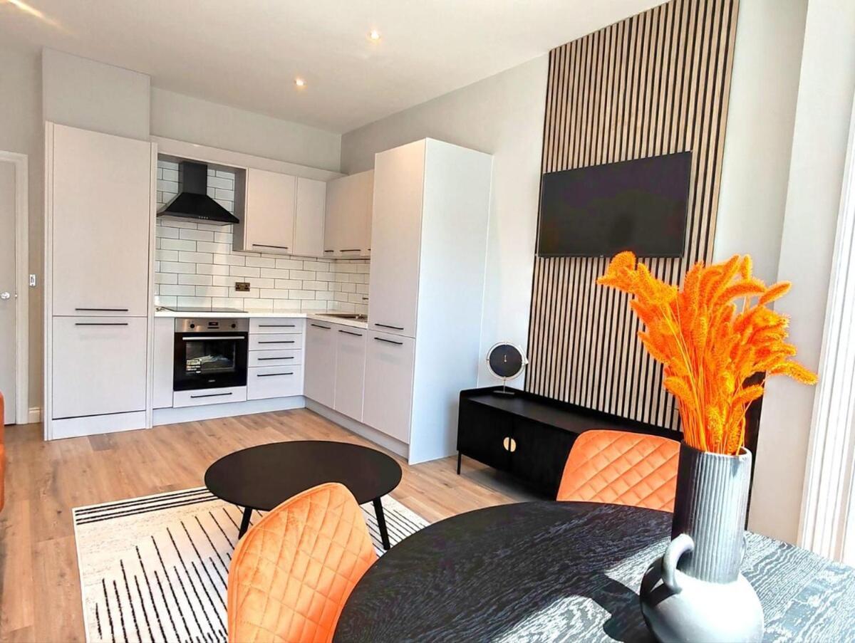 Stunning Modern Apartment Sleeps 4 - 6 Min Walk From Golden Beaches-Free Parking Борнмут Экстерьер фото