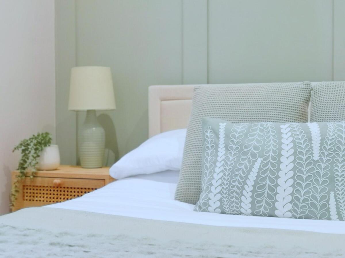 Stunning Modern Apartment Sleeps 4 - 6 Min Walk From Golden Beaches-Free Parking Борнмут Экстерьер фото